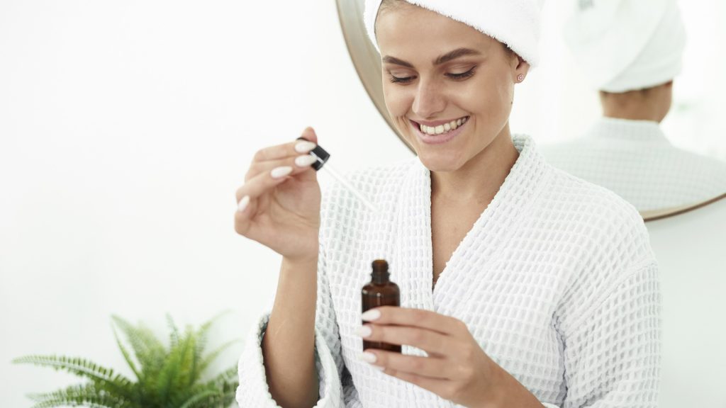 Moisturizing skin with natural oil serum